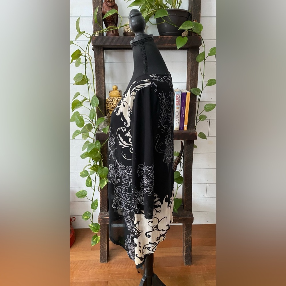 Chico’s Travelers Collection: Black and White Pattern Blouse - Picture 8 of 15